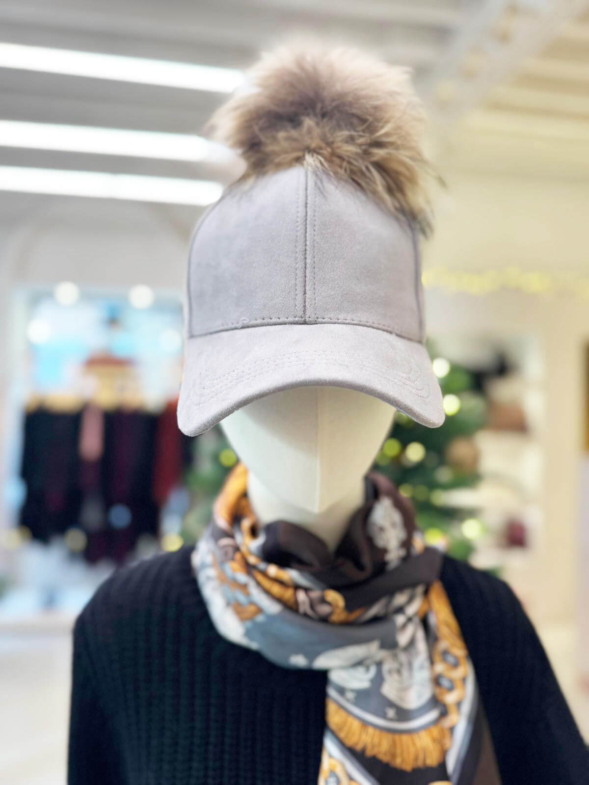 GORRA POMPÓN GRIS