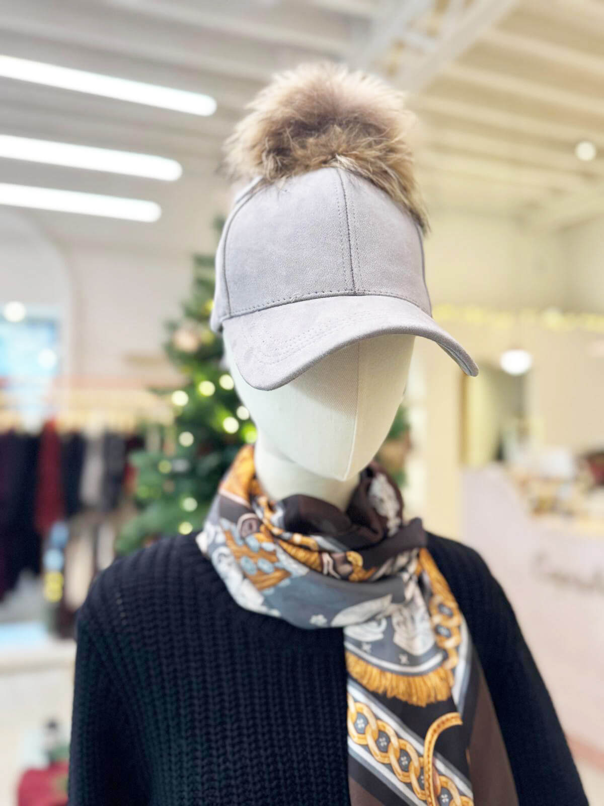 GORRA POMPÓN GRIS